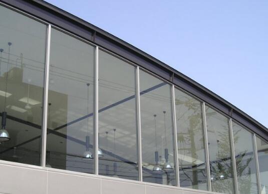 為你細數建筑玻璃貼膜的好處及功能特點